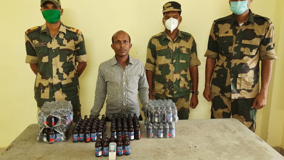 মালদহ জেলার সীমান্ত এলাকা থেকে বড় পরিসরে উদ্ধার হয়েছে নিষিদ্ধ কাফ সিরাপ। পুলিশের অভিযানে তিনজন গ্রেফতার হয়েছেন।
